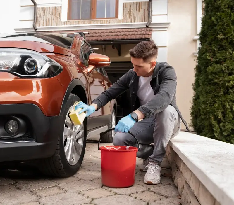 Lavage auto à domicile Ouzouer-sous-Bellegarde : professionnel intervenant sur un véhicule